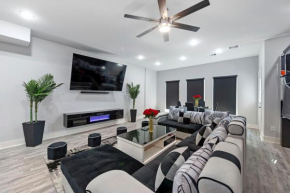 Spacious 6BD 8BA Duplex with Stunning Inside with Indoor Hoops and Big TVs